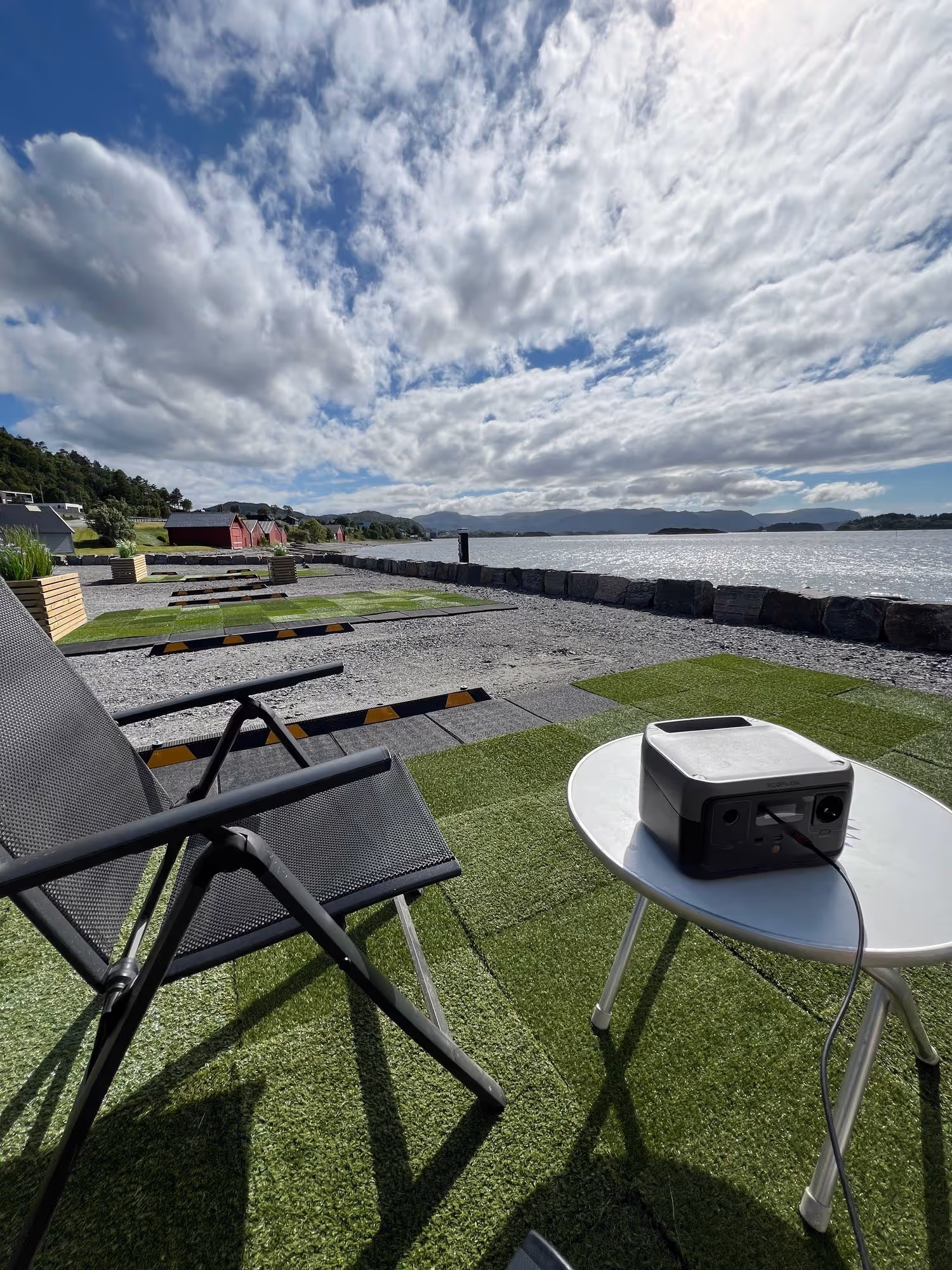 Utsikt fra kunstgressplassen over fjorden