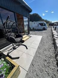 Hengestol på uteplassen i solen