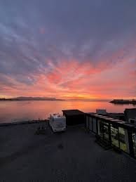 Fargerik solnedgang over fjorden