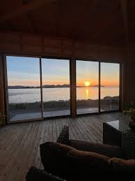 Solnedgang over fjorden fra Sjøfronten